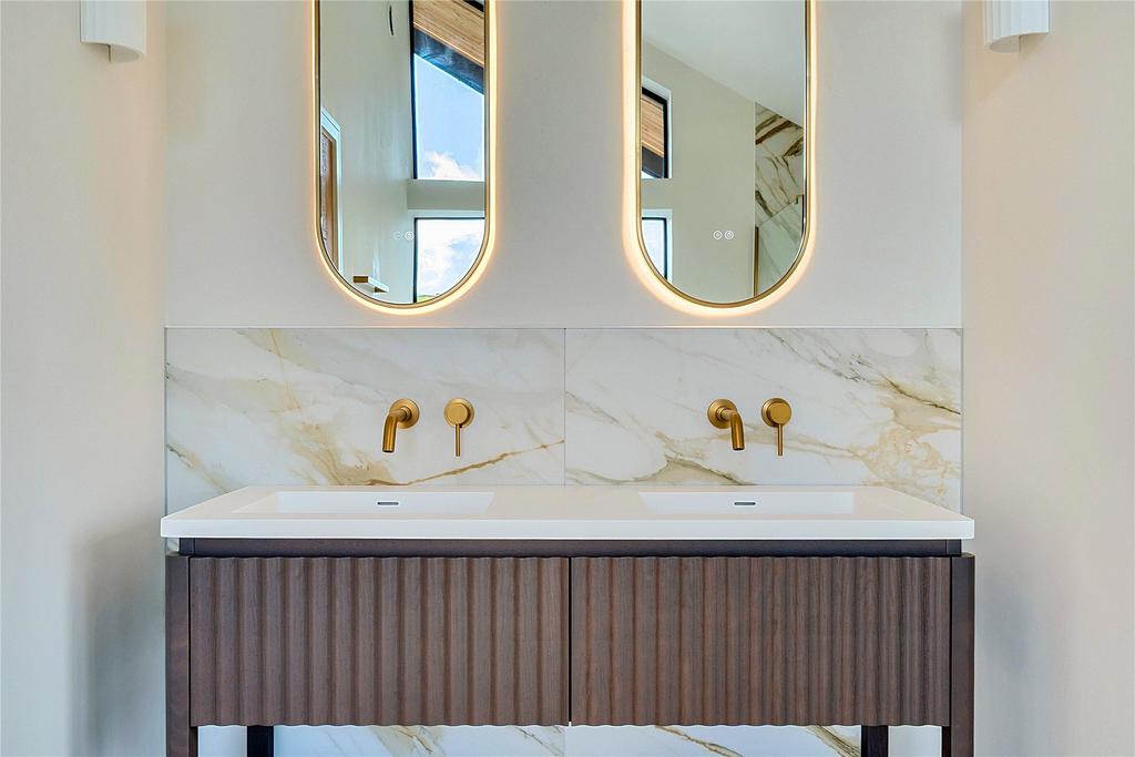 Ensuite 1 Vanity