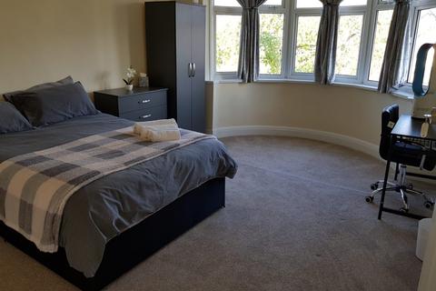4 bedroom semi-detached house to rent, Watford way, NW44TE