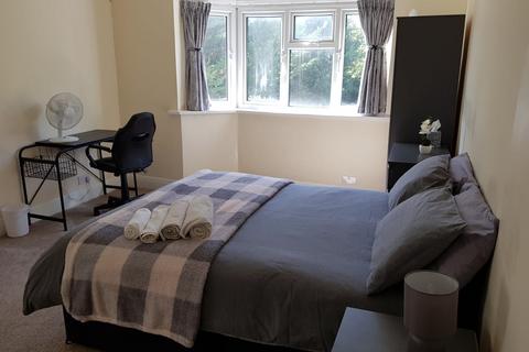 4 bedroom semi-detached house to rent, Watford way, NW44TE