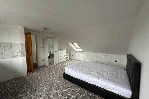 Studio to rent, Priory Gardens, London