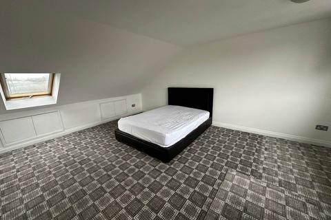 Studio to rent, Priory Gardens, London