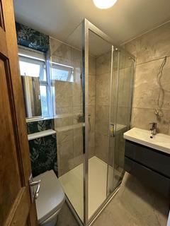 Studio to rent, Priory Gardens, London