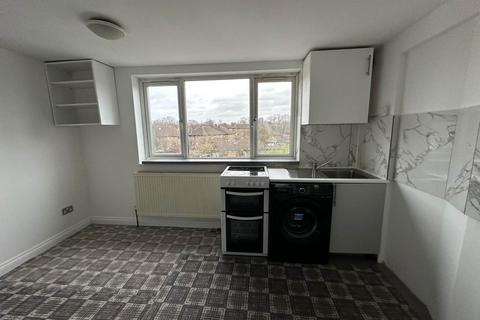 Studio to rent, Priory Gardens, London