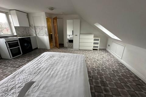 Studio to rent, Priory Gardens, London