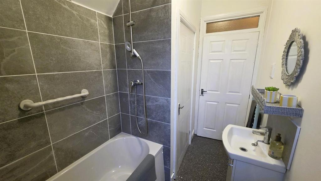 Bathroom (2).jpg
