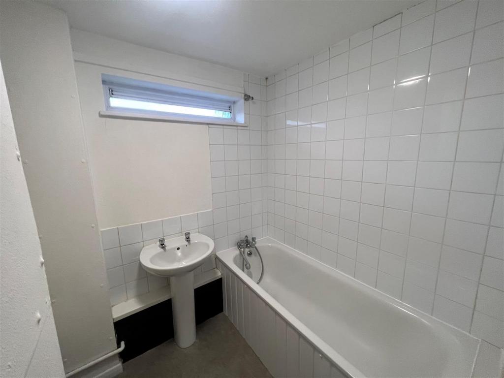 Bathroom 1.jpg