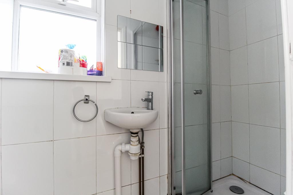 King Bathroom 1