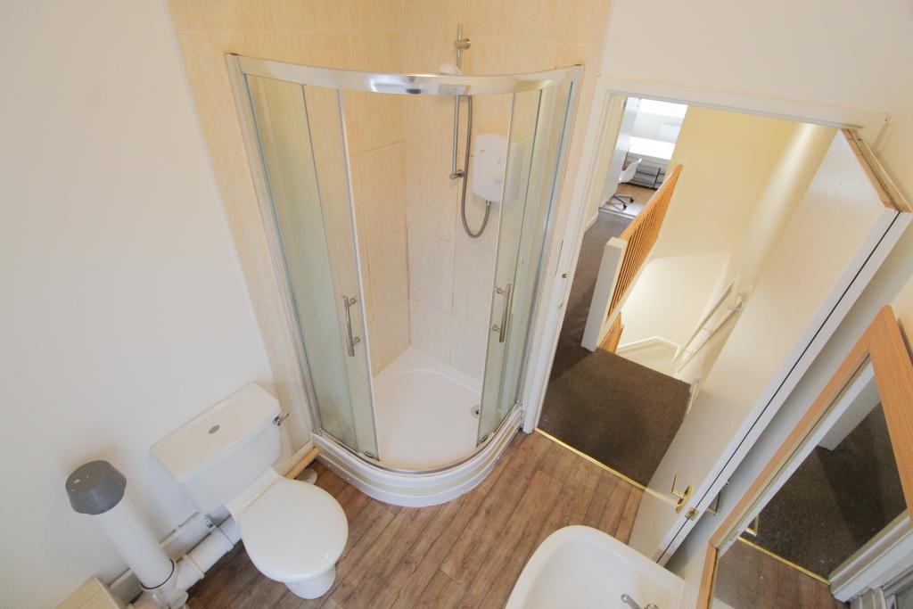 King Bathroom 2