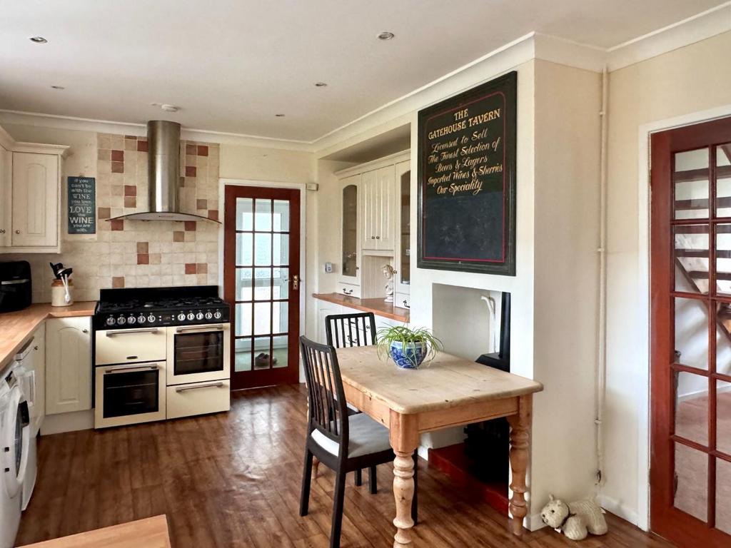 Kitchen/Breakfasting/Dining