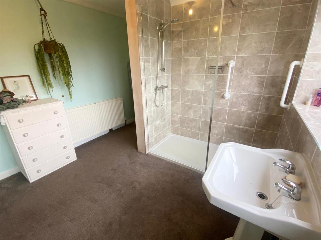 Shower room other angle.jpg