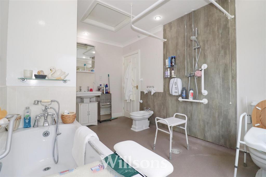 En-Suite Wetroom with Bath