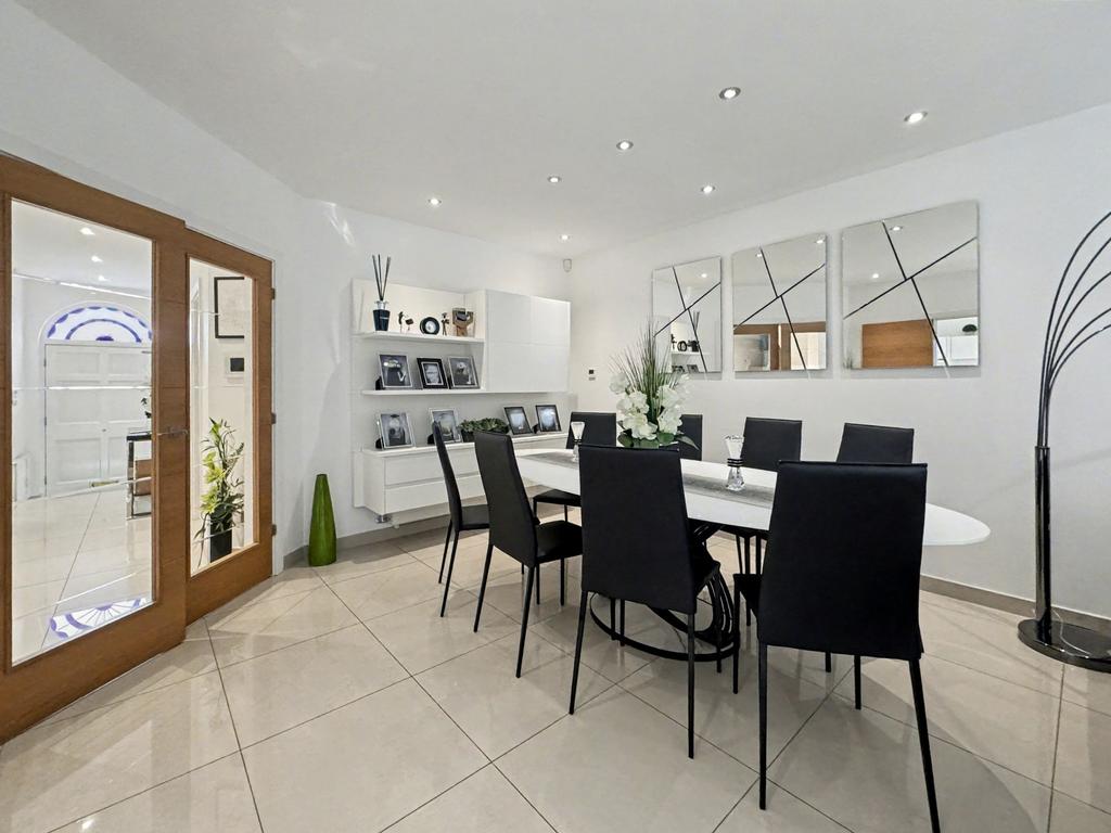 Open Plan Lounge / Dining Room