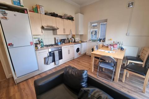4 bedroom flat to rent, Richmond Road, Cardiff CF24