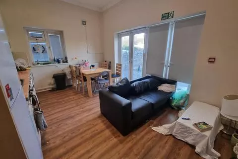 4 bedroom flat to rent - View 2