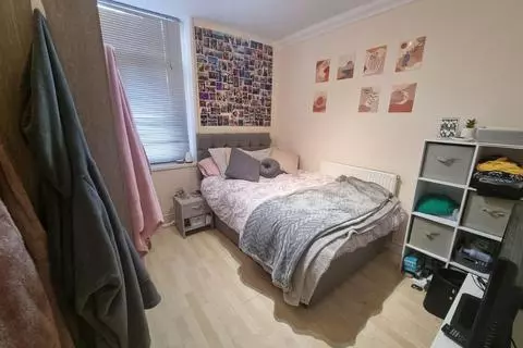 4 bedroom flat to rent - View 3