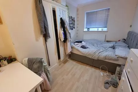 4 bedroom flat to rent - View 5