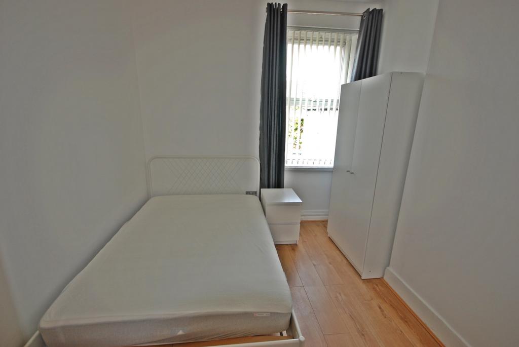 GF middle bedroom