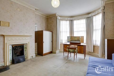 4 bedroom house for sale, Belsize Avenue, London, N13
