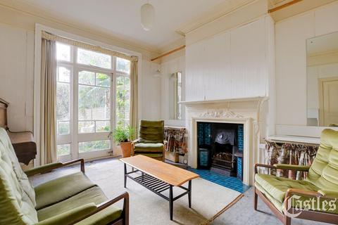 4 bedroom house for sale, Belsize Avenue, London, N13