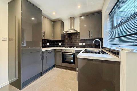 2 bedroom terraced house to rent, East Street, PO30