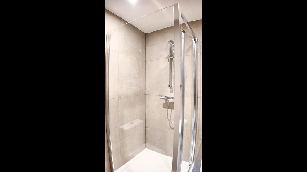Bedroom3ensuite.2.jpg