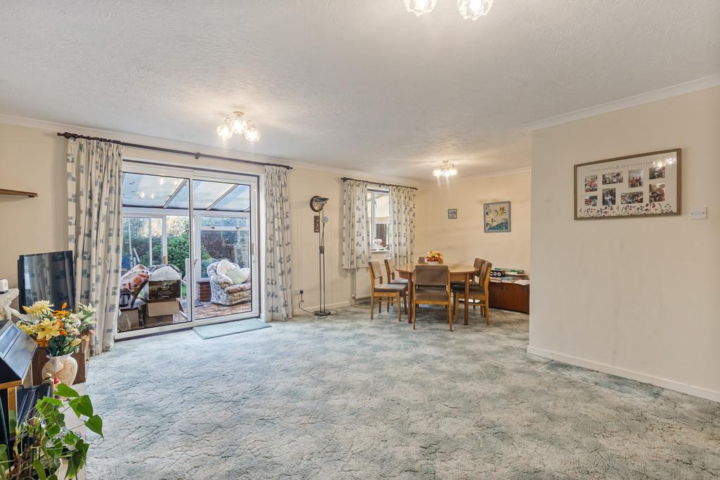 A08 - 2 The Paddock, Broadway, Woodbury - 251117