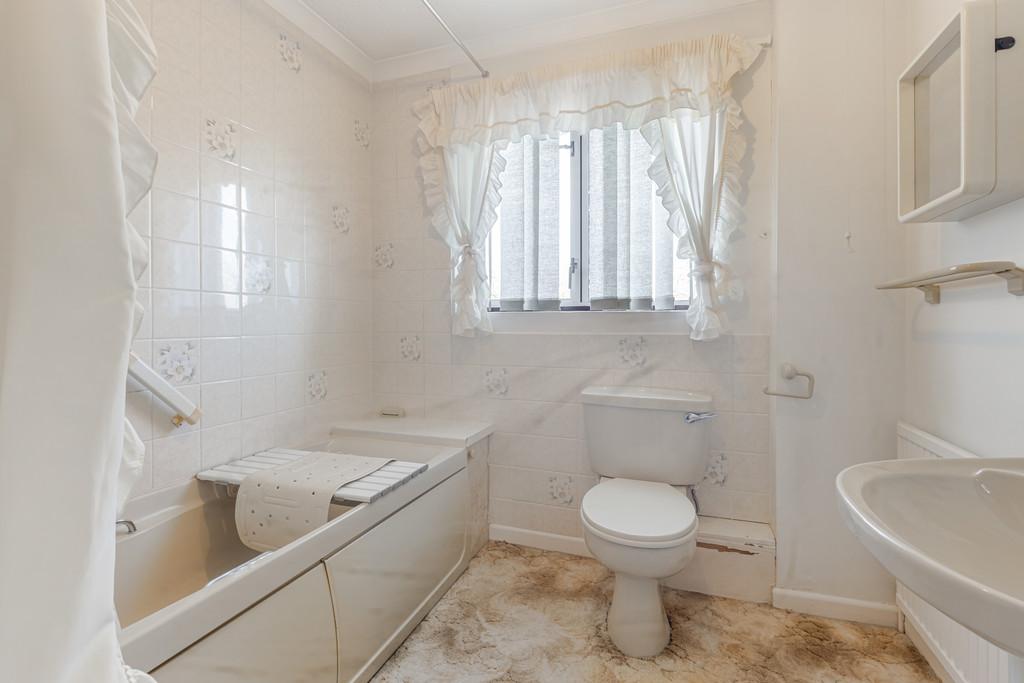 A14 - 2 The Paddock, Broadway, Woodbury - 251117
