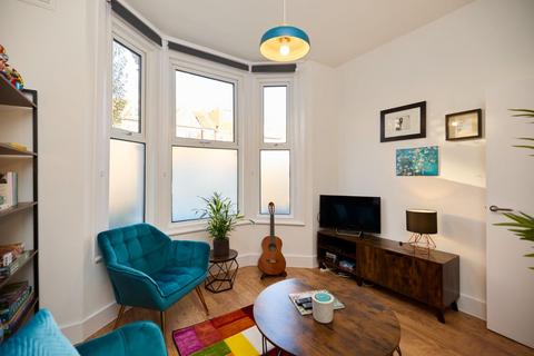 1 bedroom flat for sale, Colless Road, London, N15