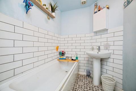 4 bedroom townhouse to rent, Halfway Close, Goldthorpe