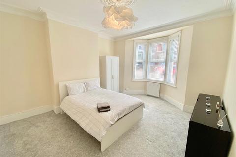 2 bedroom flat to rent, Faraday Grove, Gateshead