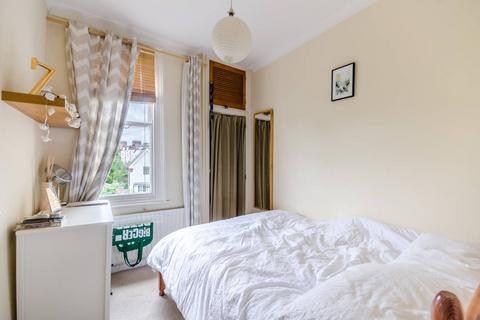 2 bedroom flat to rent, Culverden Road, Balham, London, SW12