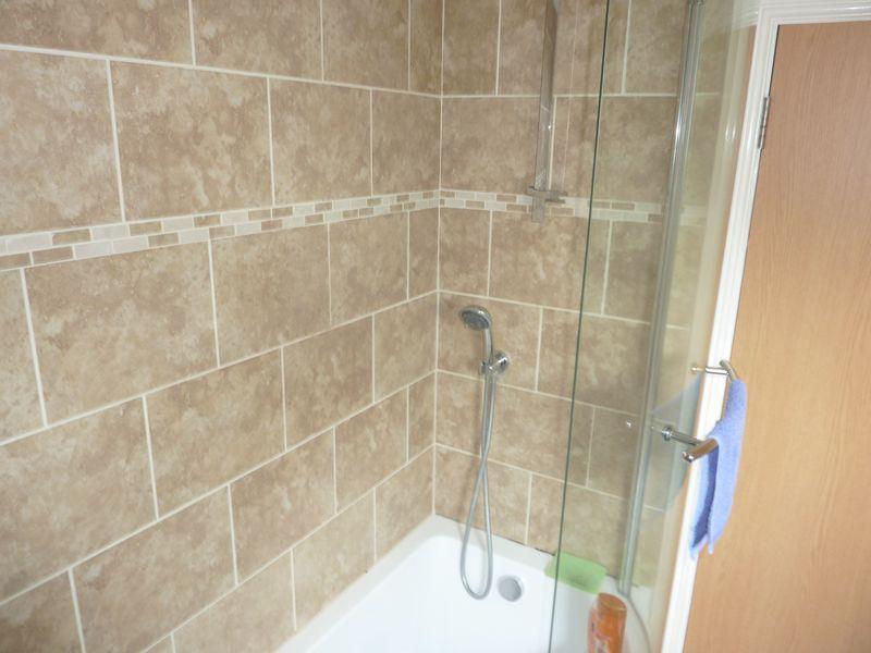 Bathroom (angle 2)