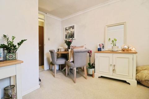 1 bedroom flat for sale, Vicarage Way, Colnbrook