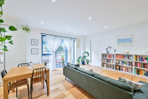 3 bedroom flat for sale, Waleorde Road, Elephant and Castle, London, SE17
