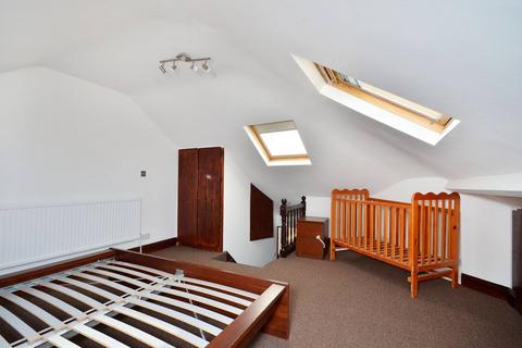 4 bedroom flat to rent, Greyhound Lane, Streatham Common, London, SW16