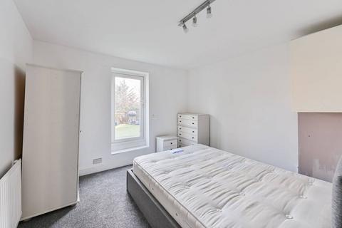 4 bedroom flat to rent, Greyhound Lane, Streatham Common, London, SW16