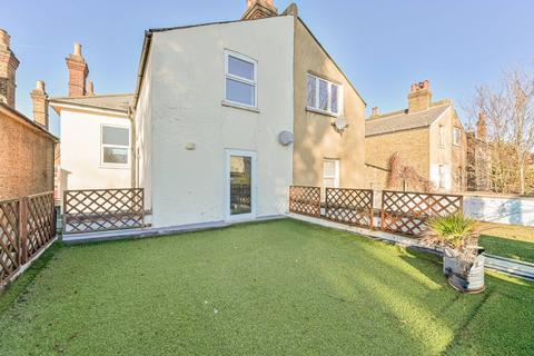 4 bedroom flat to rent, Greyhound Lane, Streatham Common, London, SW16