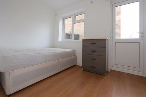 undefined, 3 bedroom flat - Tottenham N15 5PY