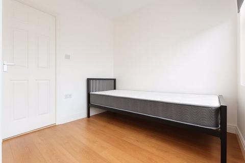undefined, 3 bedroom flat - Tottenham N15 5PY