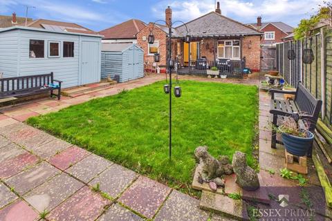 2 bedroom bungalow for sale, Two Bedroom Detached bungalow Lake Walk CO152AA