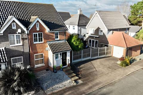 3 bedroom semi-detached house for sale, Czarina Rise, Basildon SS15