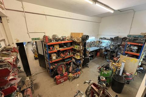Warehouse to rent, Trumpers Way London W7 2QD