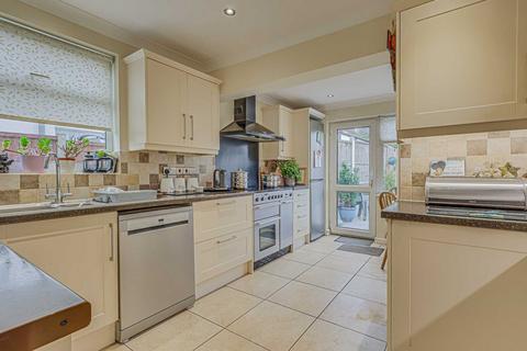 3 bedroom semi-detached house for sale, Kingswood Crescent, Rayleigh, SS6