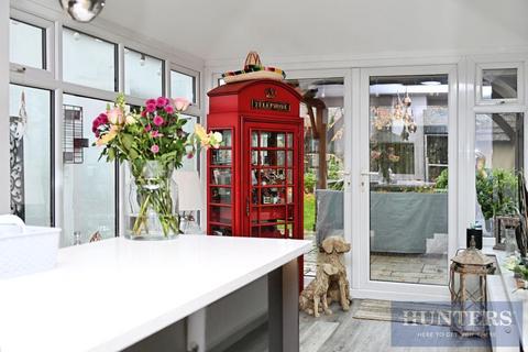 4 bedroom semi-detached house for sale, Hawthorn Road, Yeadon, Leeds