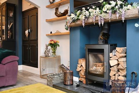 4 bedroom semi-detached house for sale, Hawthorn Road, Yeadon, Leeds