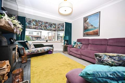 4 bedroom semi-detached house for sale, Hawthorn Road, Yeadon, Leeds