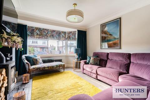 4 bedroom semi-detached house for sale, Hawthorn Road, Yeadon, Leeds