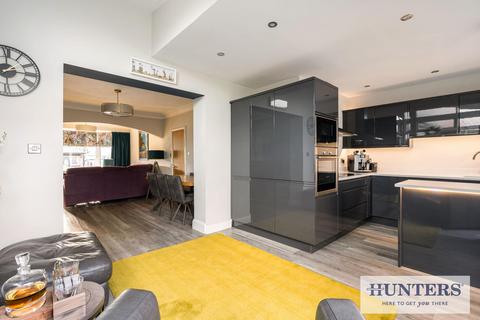 4 bedroom semi-detached house for sale, Hawthorn Road, Yeadon, Leeds