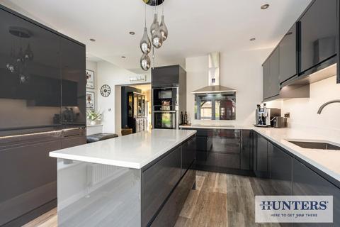 4 bedroom semi-detached house for sale, Hawthorn Road, Yeadon, Leeds