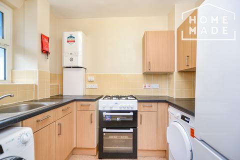 3 bedroom flat to rent, Hargreaves House W12